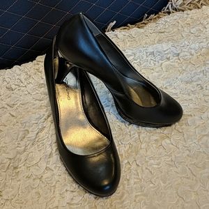 Bandolino Classic Black Pumps